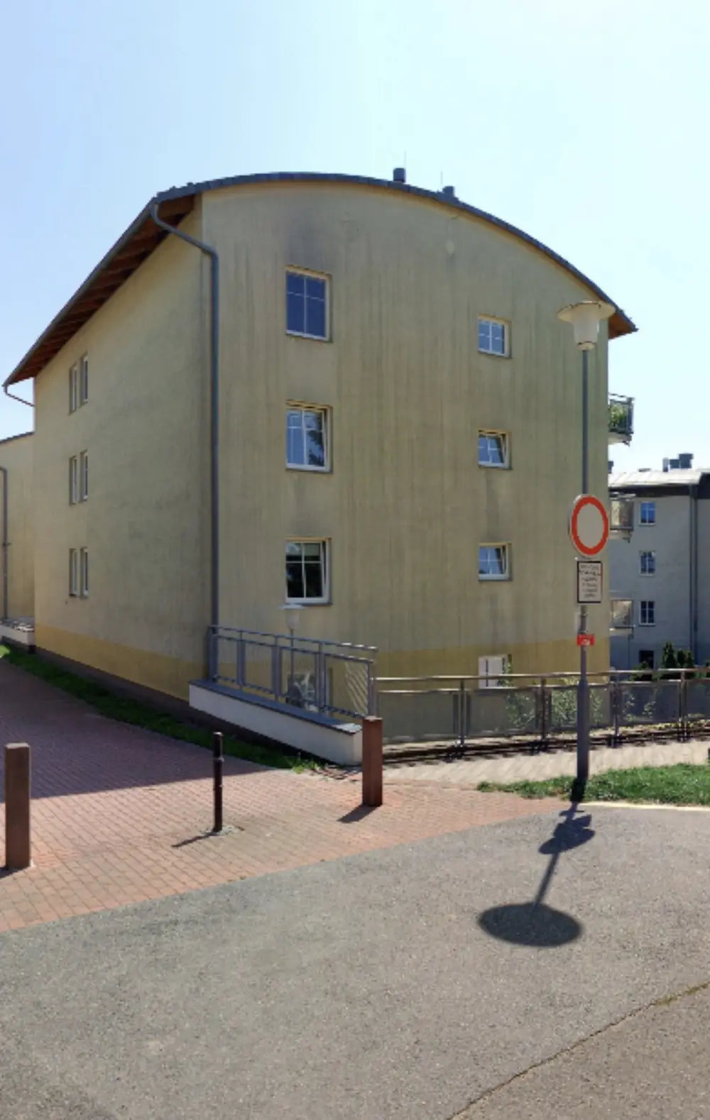 Fasáda bytového domu před renovací