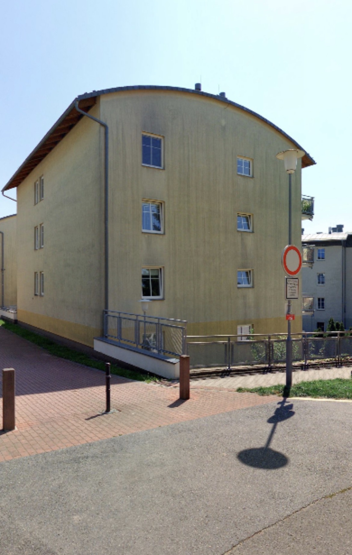 Fasáda bytového domu před renovací