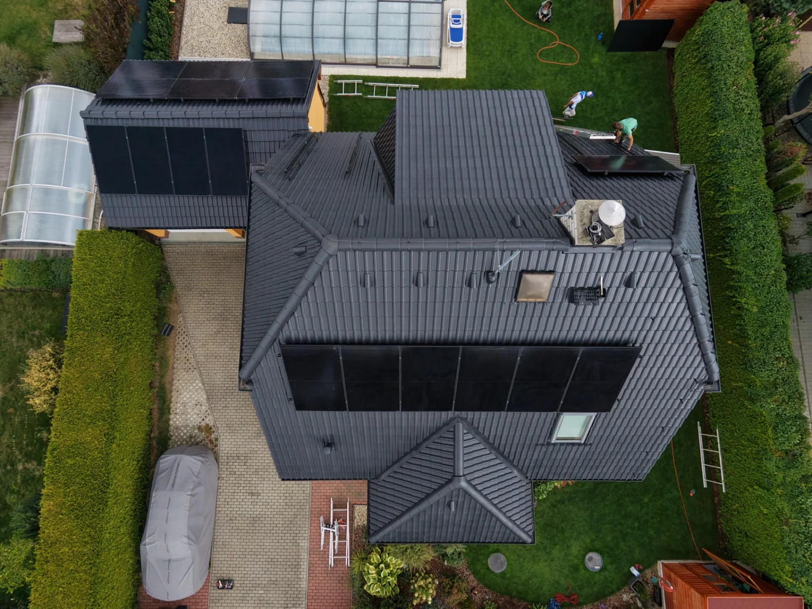 Betonové tašky po dvou nástřicích NowoCoat Antracit Dark 709